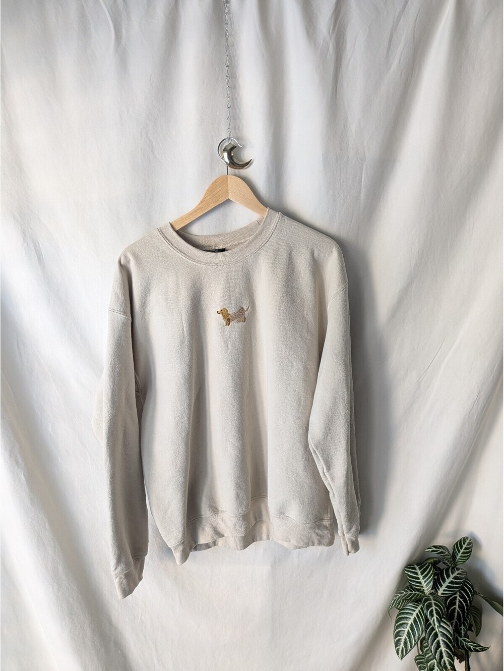 Gildan Heavy Blend Beige Sweatshirt with Embroidered Dog Design, Size Large